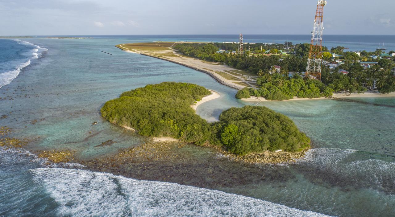 Готель Reef Edge Thulusdhoo, Maldives Екстер'єр фото